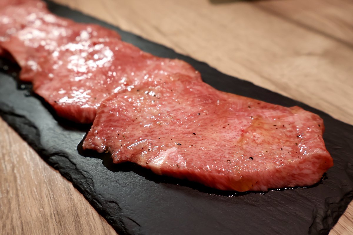 aochins8's tweet photo. こちら池袋にある「焼肉あぶる」のPR投稿（要はごちそうしてもろた）になるのですが、接客も料理も大変素晴らしかったのでリプ欄にいくつか投稿をぶら下げていこうかと思います！なんというか、オッサンの脆弱な胃袋にもちょうどいい感じのいい焼肉！至福だった〜！
PR @abull_ikebukuro
#池袋焼肉 https://t.co/pto4TtknXa