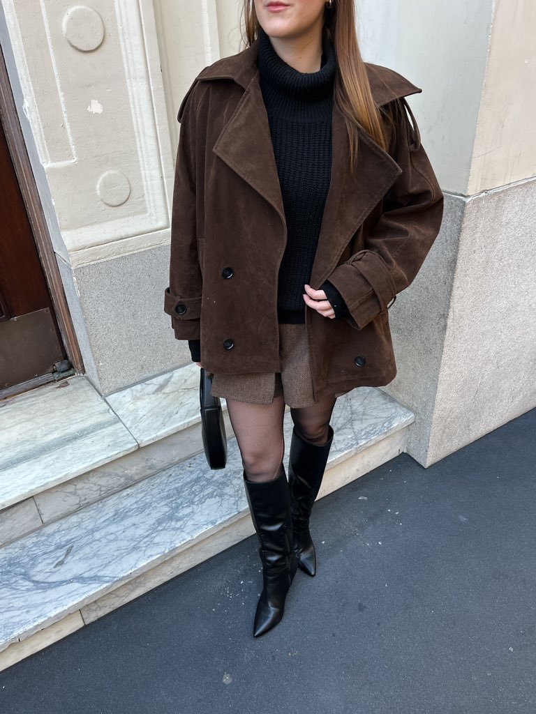 LaetitiaParente's tweet photo. Brown is the new black 🤎
outfit details:
-suede jacket @commense
-plaid skirt @rihoas_official
-black heels @justfabonline
-handbag @commense
#effortlesschic #minimalist #fashion #elegant #effortless #chic #winter #suedejacket #trenchcoat #frenchgirl #suede #winterstyle https://t.co/D2i6wCg2dT