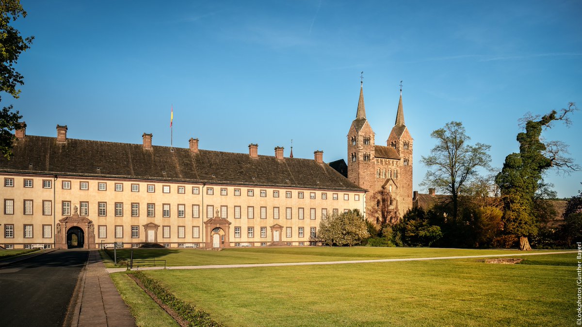 GermanyTravelJP's tweet photo. 「コルヴァイのカロリング朝ヴェストヴェルクとキヴィタス」
と少々長い名の世界遺産ですが、コルヴァイ修道院はカロリング朝で最も重要な修道院の一つとされています。
9世紀のフレスコ画が残り、城館には7万4千もの書物が残る貴重な領主の図書館や皇帝の間があります。
#54UnescoWorldHeritageSites https://t.co/X5vZqHimDo