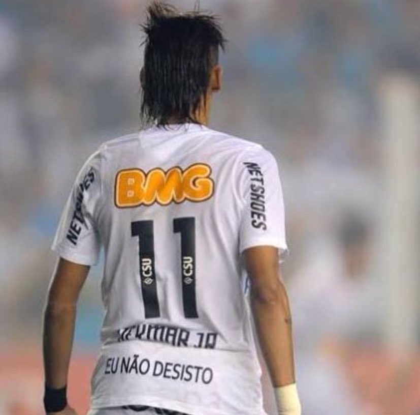 Ela pediu um nudes

eu mandei foto do Neymar com a camisa do Santos

ela me bloqueou.

foi quando descobri que ela queria nudes do corpo, eu tolo… mandei da alma.