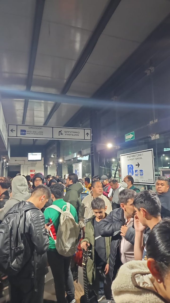 AdriCast1704's tweet photo. @MetrobusCDMX Qué pasa en la línea 5? En prepa 1 ya pasaron 5 metrobus y ninguno se detiene . 25 minutos esperando https://t.co/vUt5nqPpOh