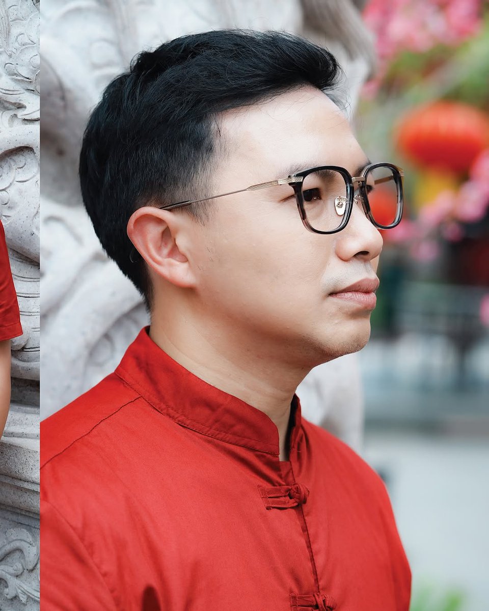 Frame agnès b. Homme menghadirkan desain elegan. Cocok untuk melengkapi gaya Anda di momen istimewa.

Dengan sentuhan kemewahan yang sederhana namun berkelas, jadilah pusat perhatian di setiap kesempatan. Temukan koleksi agnès b. di Optik Tunggal dan ZEISS Vision Center terdekat.