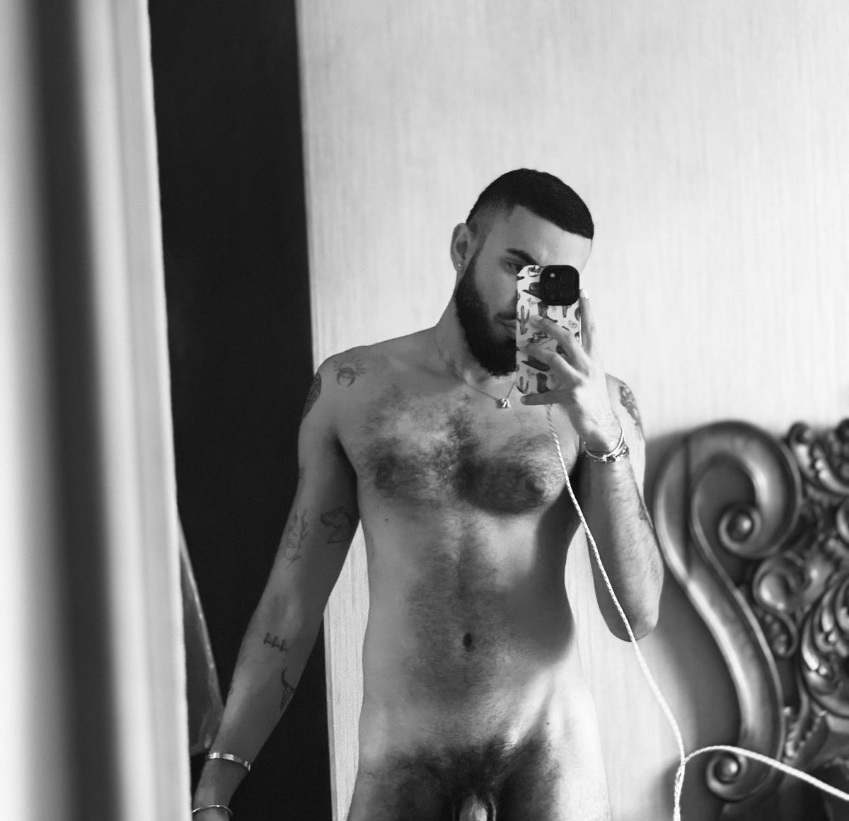 Retweet if you like hairy guys 😈