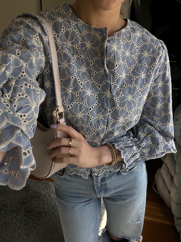 loved_things1's tweet photo. Blouse brokat itu fleksibel banget karena punya tekstur &amp; detail yang mewah, jadi langsung bikin kesan elegan. Mau dipaduin sama rok lilit, kesannya jadi anggun &amp; tradisional, sementara kalau sama celana—apalagi yang model slim fit atau palazzo—hasilnya chic tapi lebih modern. https://t.co/EhTUhTdxR4