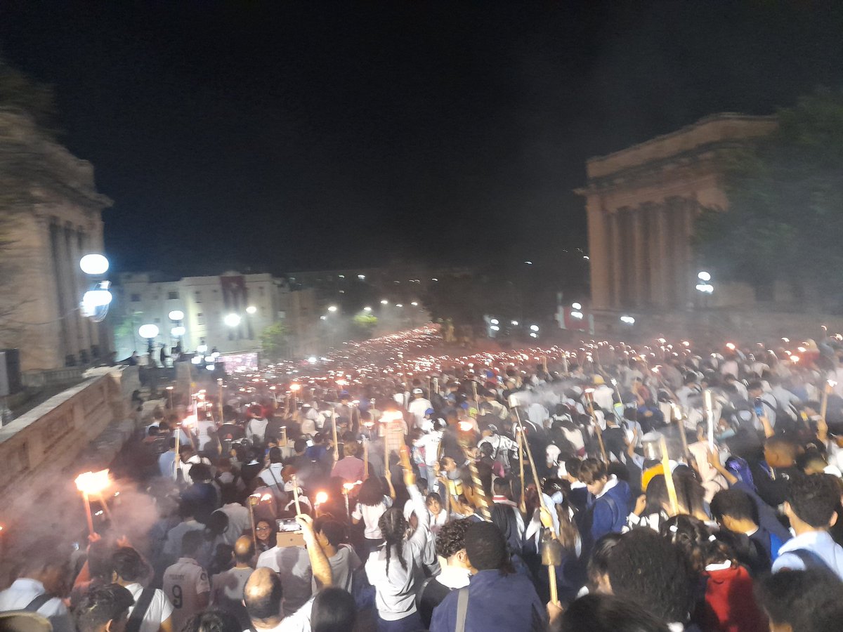 Hoy...con un mar de pueblo, desde la escalinata de la Universidad de La #Habana, recordamos a José Martí, el apostol de #Cuba en la marcha de las antorchas.
@ener