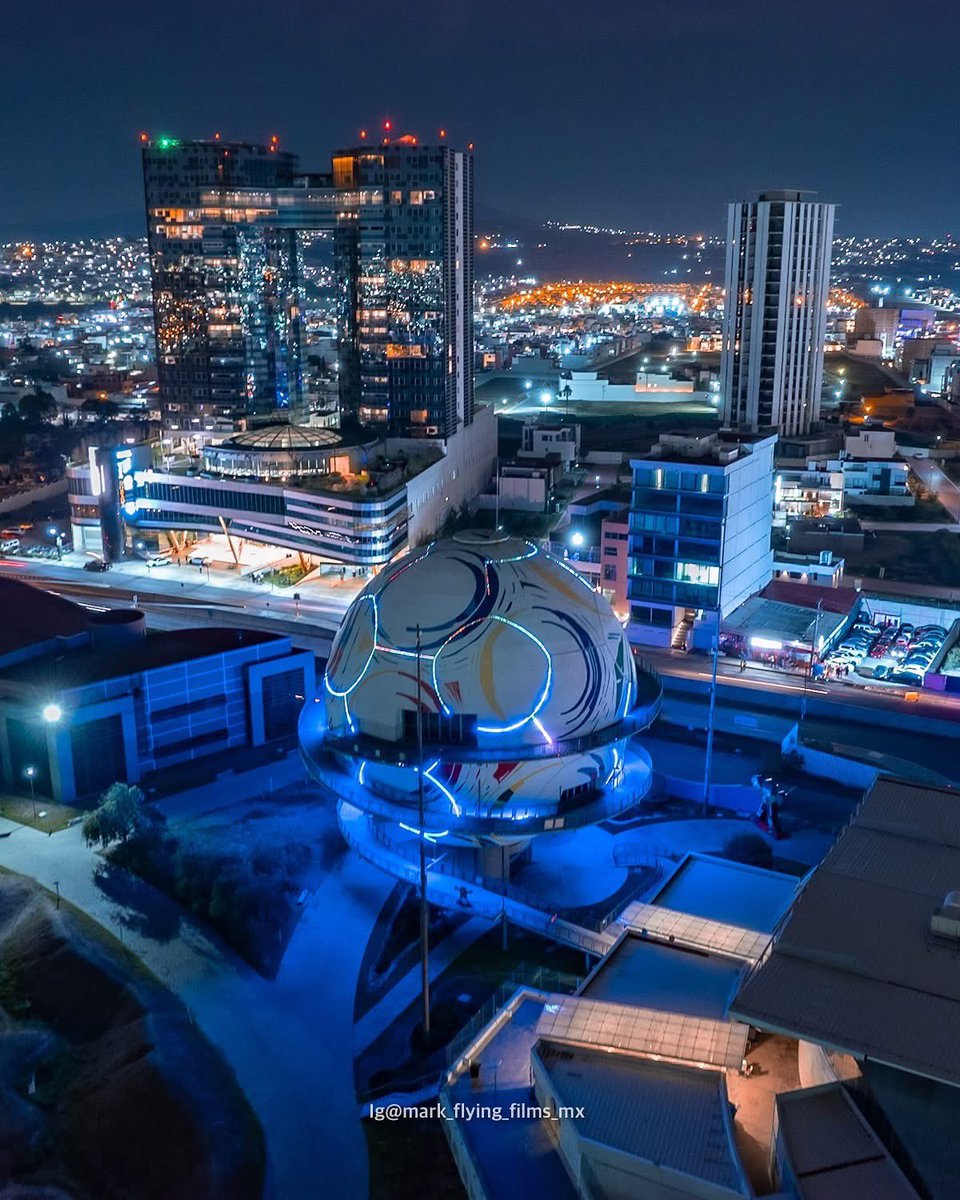 OscarP_H's tweet photo. ✨ Pachuca de noche, un espectáculo de luces y encanto ✨

Cuando el sol se oculta, la Bella Airosa brilla con un resplandor especial. Sus calles iluminadas, la silueta de la ciudad crean un paisaje nocturno lleno de magia. 🌃🏙️

📸mark_flying_films_mx https://t.co/1kxDNmhhpb