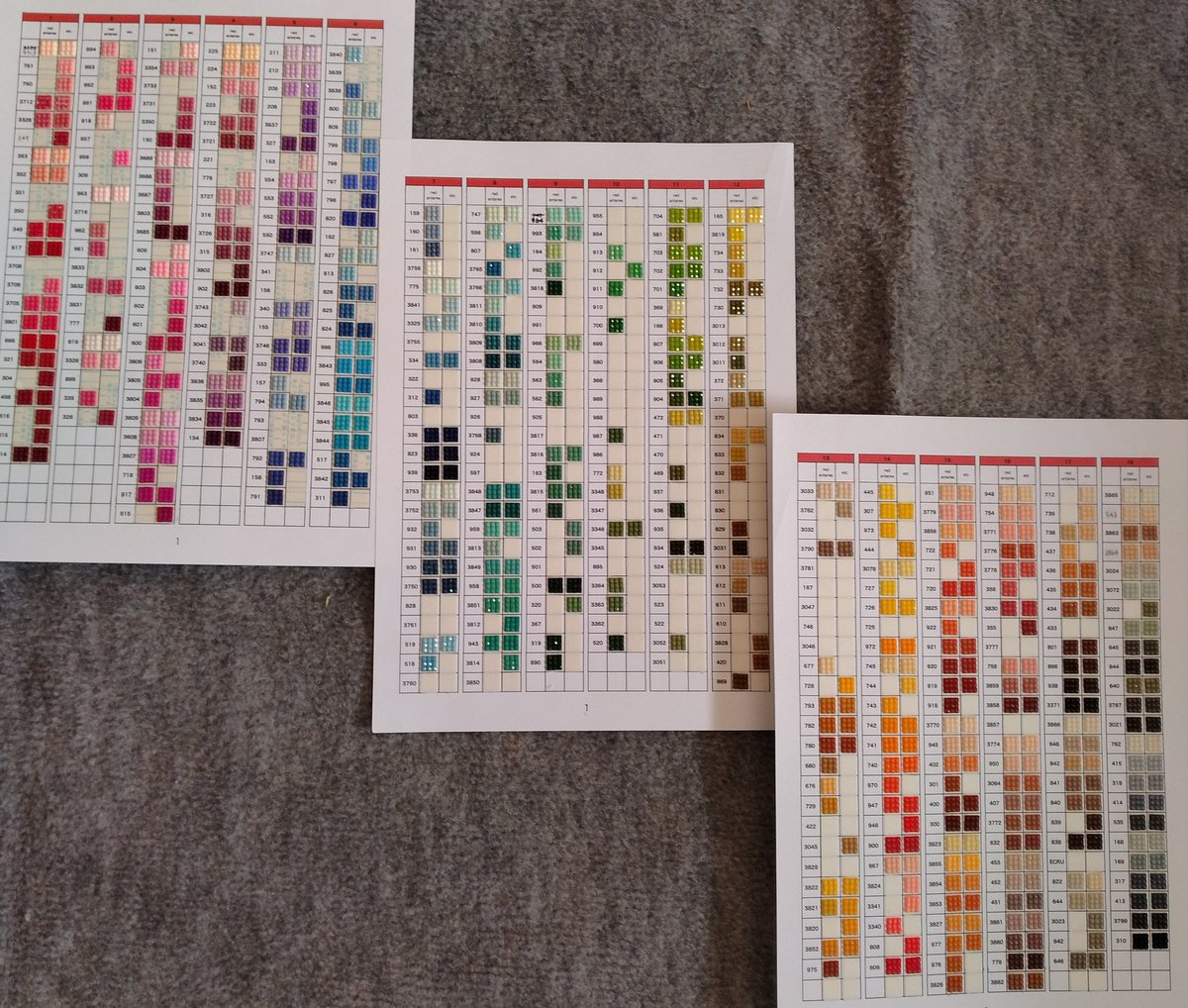 カラーチャートここまできた😎 自分でも作ってみたいな🙄という方 他社比較ありとなしの雛形👇DLできるよ✨ 厚紙で印刷すると様になるよ😙  ビーズはよく買う1社に決めて作るといいょ🥸 完成なかなか時間かかるよ😂 https://t.co/MTZF0ysqda #ダイヤモンドアート💎