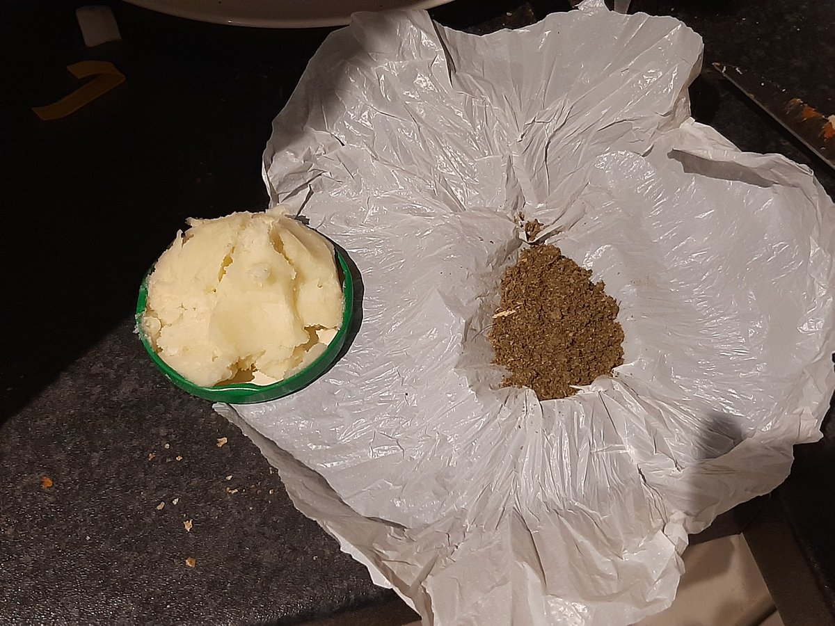 ValarianX's tweet photo. My neighbor gave me free organic home grown weed fed with only rain water, might not look the best but it would honestly surprise u
1st pic is the 2nd an bit he gave me and 2nd pic is the 1st and some potent weed coconut butter 3rd pic Is almost all the keif, used some before pic https://t.co/svWeVxSnl9