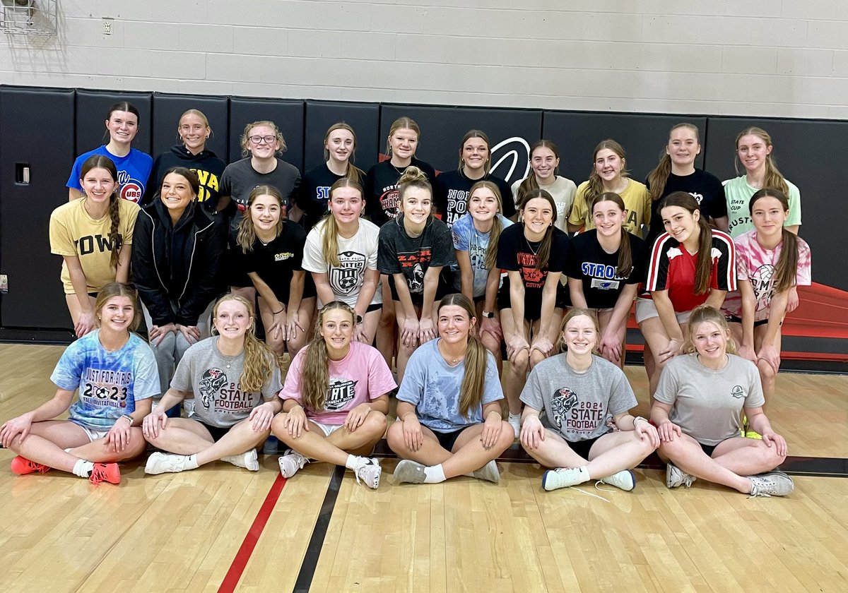 npsoccergirls's tweet photo. Monday night open gym squad! 
Griddy grinders —> PAIZLEY SANDBULTE AND CARRIGAN RASMUSEN⭐️☄️
#51daysleft https://t.co/BOZGOssowa
