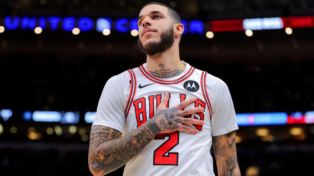 Lonzo Ball tonight:

18 PTS
4 REB
1 STL
1 BLK
6/10 FG
4/7 3FG

First game with 16+ points in over 3 years 😳