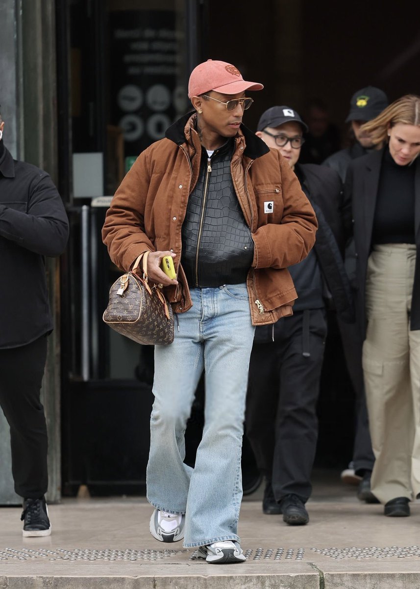 JustFreshKicks's tweet photo. Pharrell wearing Carhartt x sacai (2025) 🛠️ https://t.co/PgR9N8gd4j