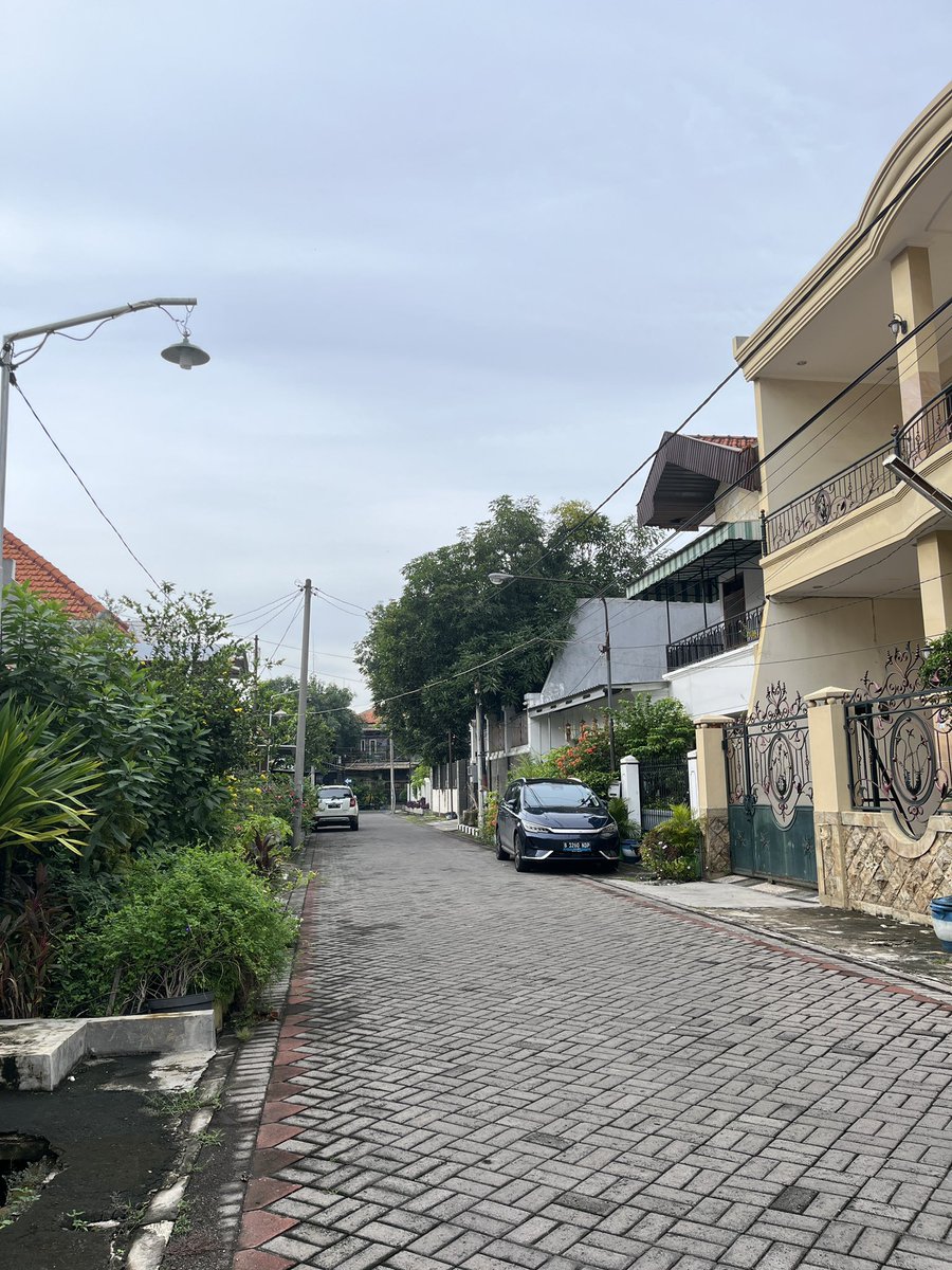 dewiapns's tweet photo. today i walked, finally 😭 8199 steps in 2 hours karena udah kesiangan &amp; panas (this is surabaya) 😂 https://t.co/C3TKMtO859