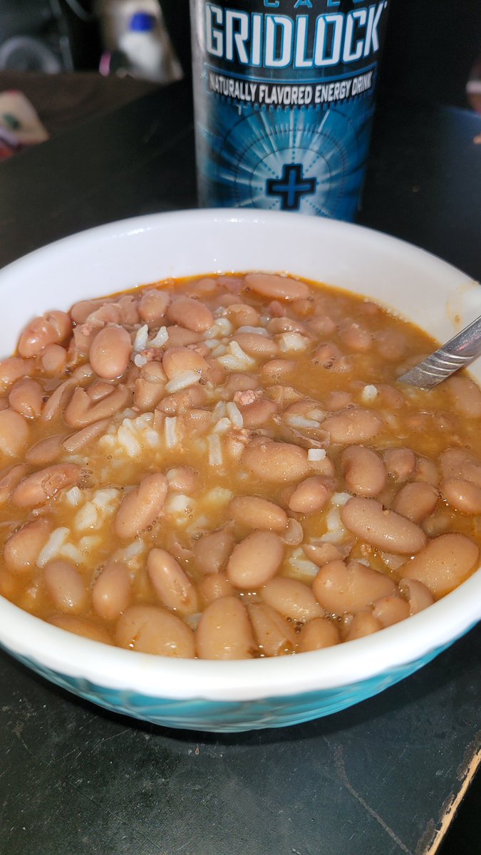 GeekXpop's tweet image. Really proud of my lunch earlier in the day. I had made some frijoles de la hoya con chorizo with some chicken flavored rice. Very simple yet very filling. #SimpleFoods