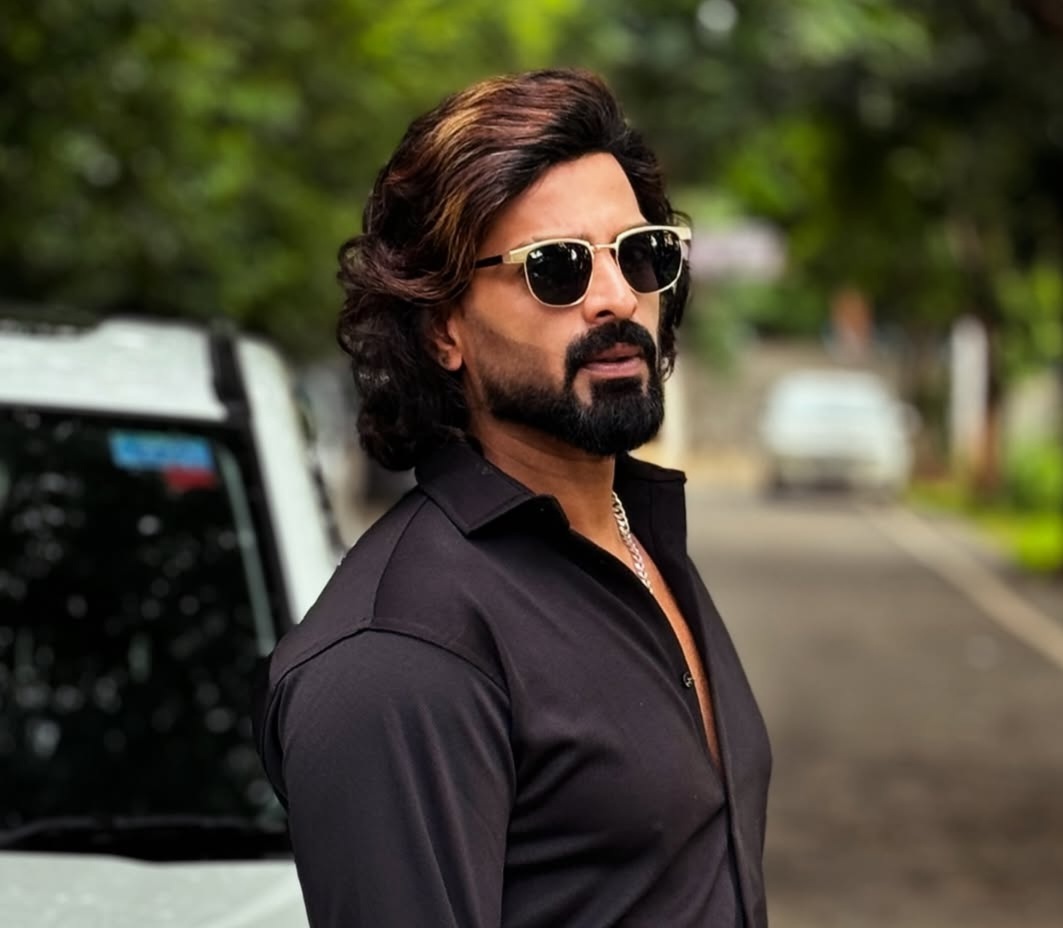 brutal_but_true's tweet photo. King of bbk #ArvindKP
Hero of bbk #VinayGowda
Class of bbk #DivyaUruduga
Mass of bbk #BhavyaGowda
#BBK8
#BBK10
#BBK11 https://t.co/qL3yTzYmKd