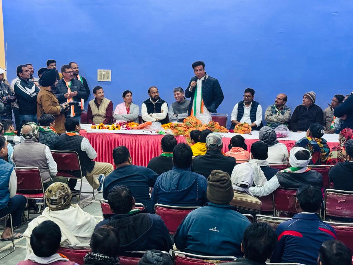 दिल्ली विधानसभा चुनाव में बादली विधानसभा के राणा चौक में,सभा का आयोजन किया गया, दिल्ली कांग्रेस कमेटी अध्यक्ष, प्रत्याशी श्री देवेंद्र यादव जी, के समर्थन में सभा को संबोधित किया गया कांग्रेस पार्टी के पक्ष में मतदान एवं समर्थन देने की अपील की
<a href="/INCIndia/">Congress</a> <a href="/devendrayadvinc/">Devender Yadav</a> <a href="/INCDelhi/">Delhi Congress</a>