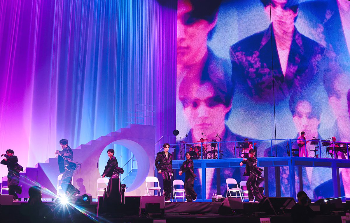 kbsworld_enter's tweet photo. 이준호, 팬 콘서트 <Midnight Sun> 인천 인스파이어 아레나 공연 성료! "함께하는 시간이 그 무엇보다 큰 선물"

- 1월 25일~26일 인천 인스파이어 아레나서 팬 콘서트 성공적 개최! 팬들과 완성한 따뜻한 겨울 추억!

(사진제공: JYP엔터테인먼트)

#이준호 #JUNHO #2PM #투피엠 https://t.co/4s9eVBpWu7