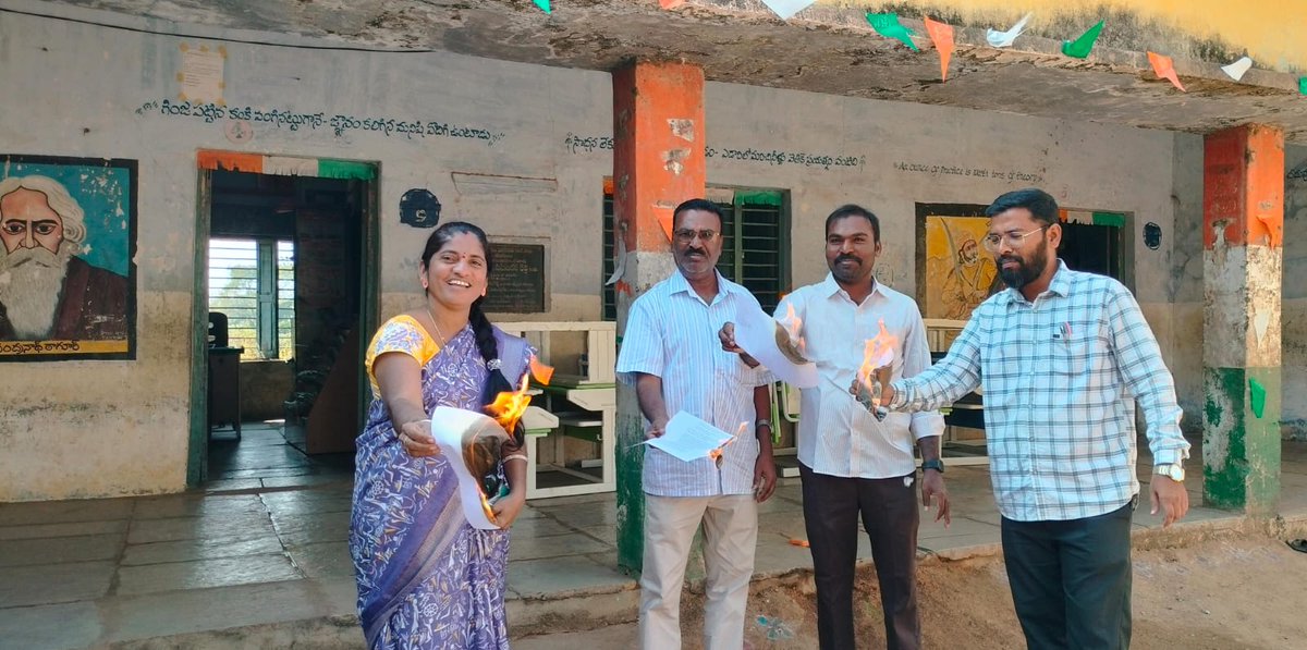 पूरे देश में #यूपीएस का विरोध हो रहा है। लगातार लोग अपने स्कूल ,कॉलेज व कार्यालय या अन्य कैम्पस में लगातार यूपीएस की प्रतिक्रिया स्वरूप जला रहे है।
  आप भी सभी सहभागी बने।

#vijaykumarbandhu