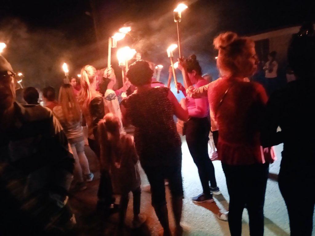 mayelinmlapppm1's tweet photo. El pueblo melenero inunda sus calles con antorchas cuyas luces reflejan  la vigencia del pensamiento martiano.
#EducaciónMayabequeMelena participa para homenajear al más grande de todos los cubanos.
#MartíVive
#CubaMined https://t.co/WFS3Dbv0ip