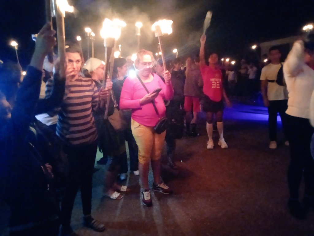 mayelinmlapppm1's tweet photo. El pueblo melenero inunda sus calles con antorchas cuyas luces reflejan  la vigencia del pensamiento martiano.
#EducaciónMayabequeMelena participa para homenajear al más grande de todos los cubanos.
#MartíVive
#CubaMined https://t.co/WFS3Dbv0ip