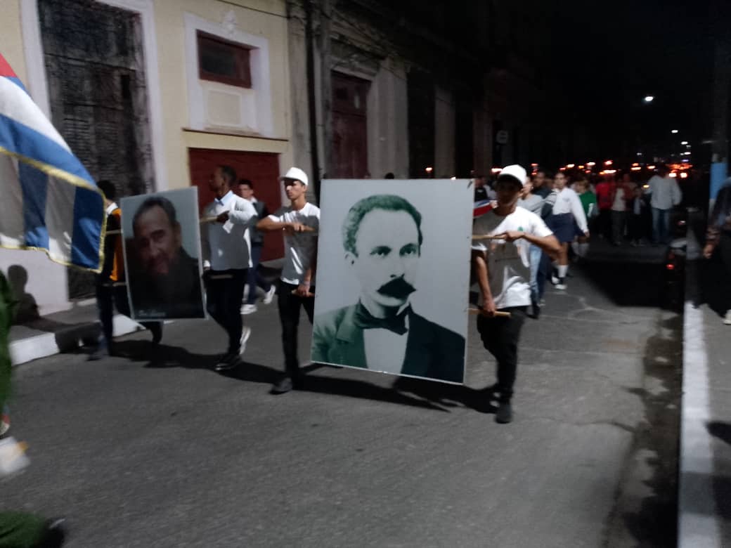 mariofsabines's tweet photo. Varias generaciones de matanceros marchamos 72 años despues pero con las mismas antorchas de la generación del centenario recordando y defendiendo las ideas de nuestro apóstol. #CubaVencerá #SiempreAntimperialista https://t.co/V7qfOyOAxl