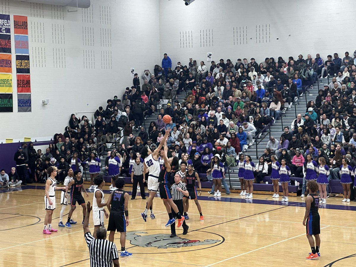830finestt's tweet photo. Rainier Beach @ Garfield πΏ π πΊ
One of the best HS basketball atmospheres in America. True hoop heads, and all the alums in the building!! Pure vibes, Letβs gooooo π₯π
#HoodClassic #SeattleHoops #WIAA #WA π¨ https://t.co/K9Qd0I2muc