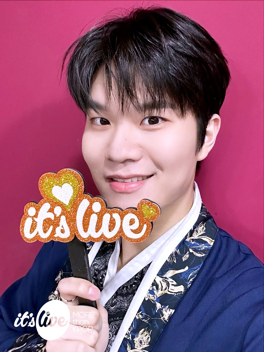 #CREZL 의 #잇츠라이브 가 잠시 후 5시에 시작됩니다!📸
유튜브 it's Live 채널에서 최초공개로 만나보세요!
‘#HAKUNAMATATA’ 밴드 라이브 보면서 실시간 채팅 같이 달려요💞

#크레즐 - HAKUNA MATATA (Band Ver.)
Premieres on Youtube 'it's Live' Channel at 5PM KST TODAY!