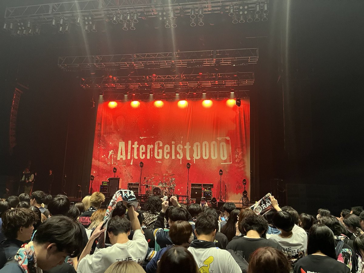 micro_aru's tweet photo. 起死回生storyから始まるセトリ神✨
バンドメンバー全員の手渡しステッカーの時かっこよすぎて｢おかえり｣が言えなかった笑｢ホンモノや｣て言ったらヤマタクが｢ホンモノ笑｣と返してくれて嬉しかった。しげもあきらもまさやんも目を見てバイバイしてくれた👋一生の思い出です。
#オーラル
#ag0000 https://t.co/tbLpcHgqJj