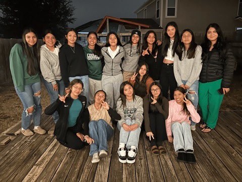 ConnallyGSOC's tweet photo. Team dinner!! Thank you to the Molinas for hosting us! 

#cougarpride 
#teamdinner
@PfISD_AD @PfISDAthletics https://t.co/LBAMp7HUuq