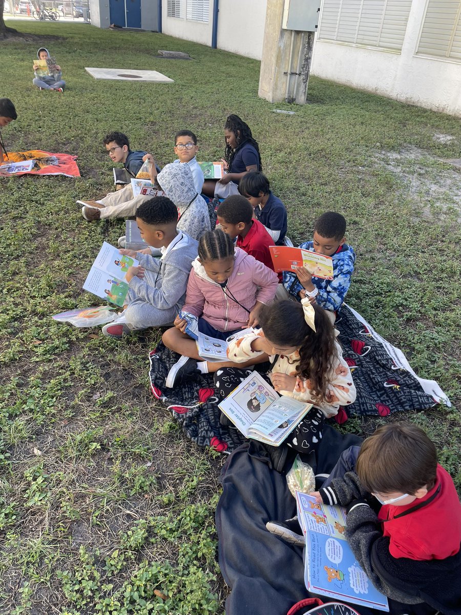 Blankets and Books on a Beautiful Day! #FLCelebratesLiteracy and #BrowardReads!