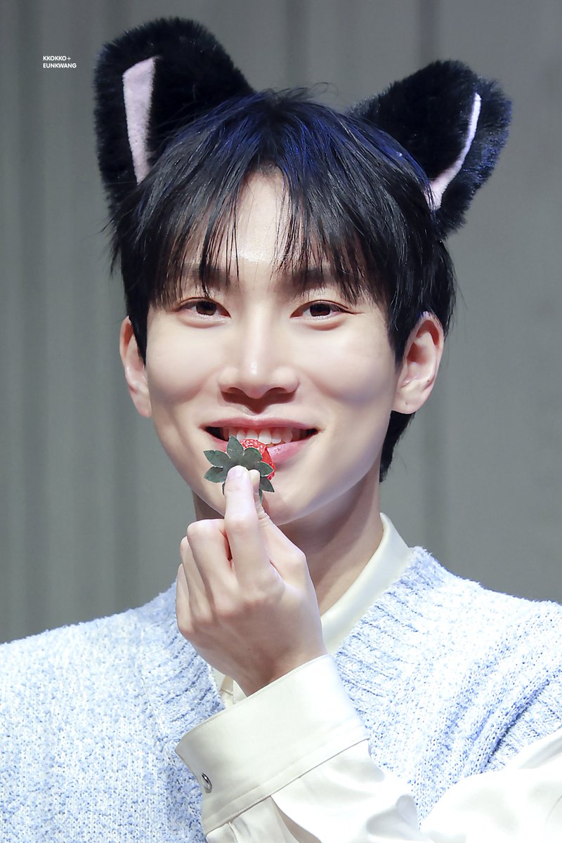 KKOKKO_1122's tweet photo. 어머님, 새해 복 많이 받으세요🧧
예쁜 아들 낳아주시고, 바르고 착하게 길러 주시고, 튼튼 성대 물려주셔서, 가수를 꿈꿀 수 있게 데뷔할 수 있게 해주셔서 감사합니다🙇‍♀️🙇‍♀️

250126 시그 2차 팬사인회 #서은광 
#비투비 #EUNKWANG #BTOB
@BTOB_SEKwang https://t.co/zJRZHZYXQP