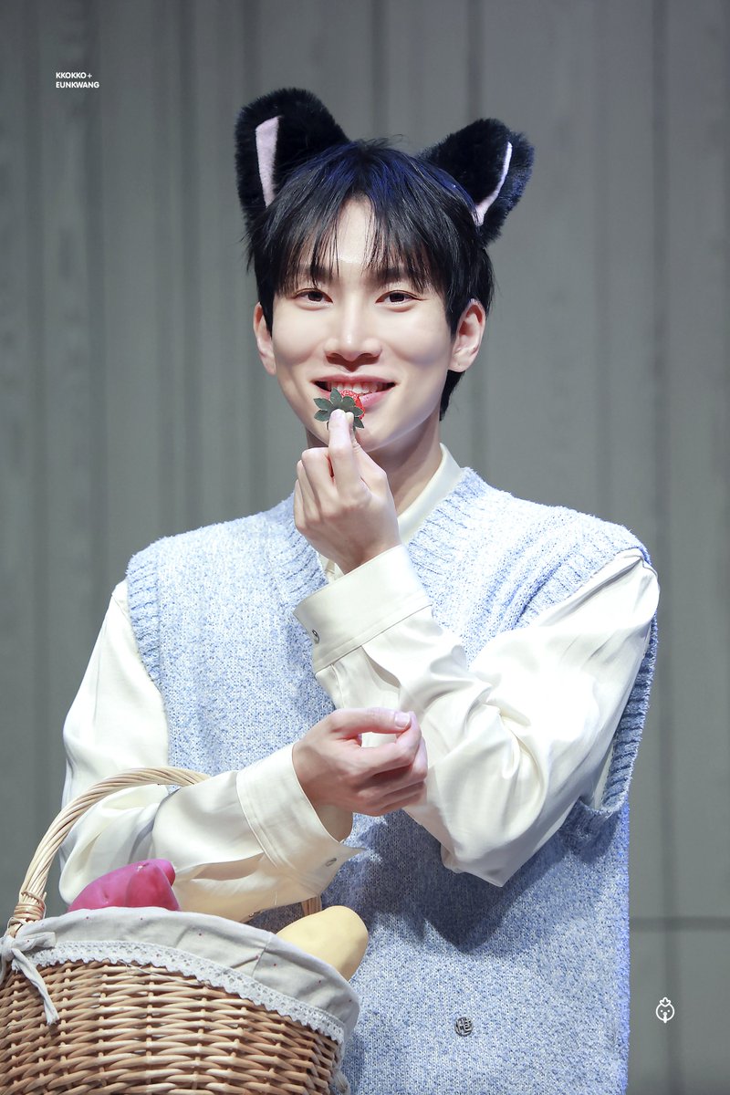 어머님, 새해 복 많이 받으세요🧧
예쁜 아들 낳아주시고, 바르고 착하게 길러 주시고, 튼튼 성대 물려주셔서, 가수를 꿈꿀 수 있게 데뷔할 수 있게 해주셔서 감사합니다🙇‍♀️🙇‍♀️

250126 시그 2차 팬사인회 #서은광 
#비투비 #EUNKWANG #BTOB
<a href="/BTOB_SEKwang/">서은광</a>