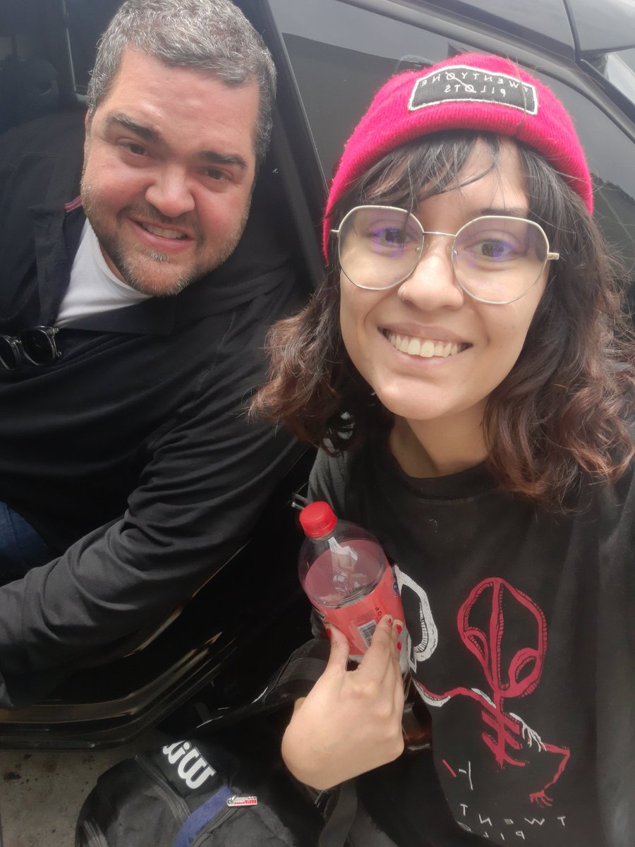 NeonTrapdoor__'s tweet image. Fuí a buscar a Tyler y a Josh y terminé con una foto al lado de Dario Barassi, lo amo muchoo