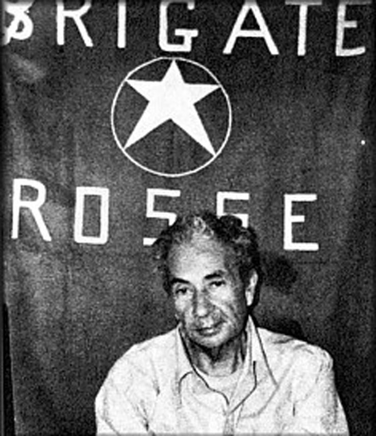 ratnahronika's tweet photo. 🗓️#Nadanašnjidan 1982. godine, uspešno je oslobođen brigadni general Džejms Dozier, zamenik načelnika NATO kopnenih snaga za Južnu Evropu i visoki oficir Američke vojske. Dozier je bio kidnapovan od strane italijanskih levičarskih terorista poznatih kao Crvene Brigade.
Crvene brigade bile su radikalna marksističko-lenjinistička organizacija osnovana u Italiji krajem 1960-ih. Cilj ove organizacije bio je stvaranje revolucionarne države kroz oružanu borbu i svrgavanje italijanske vlade. Postala je poznata po svojim nasilnim akcijama, uključujući otmice, ubistva i bombaške napade, posebno tokom perioda koji je u Italiji poznat kao "Godine olova".
U svom saopštenju iz 1974. godine, Crvene brigade su jasno obrazložile svoje ciljeve i metode borbe. Njihova strategija bila je usmerena na napade na državne simbole i strukture, s namerom da ih unište, zajedno sa kapitalističkim sistemom koji smatraju odgovornim za društvene nepravde. Njihovi napadi bili su usmereni na funkcionere konzervativnih i desnih partija, a jedan od njihovih prvih ubistvenih napada bio je usmeren protiv aktivista fašističkog Italijanskog socijalnog pokreta u Padovi.

Otmica Doziera koja je izvedena 17. decembra 1981. godine bila je deo šire strategije ove organizacije da izazove političku nestabilnost u Italiji i suprotstavi se NATO uticaju.

Dozierovo kidnapovanje se desilo dok je živeo u Veroni, gde je služio kao načelnik štaba južnoevropskih kopnenih snaga NATO-a.  
Na dan kidnapovanja, dva člana Crvenih brigada, predstavljajući se kao vodoinstalateri, pozvonila su na njegova vrata. Naveli su da proveravaju curenje vode u stanu ispod, te su tražili da provere i Dozierov stan.  Nakon što je Dozier otvorio vrata, dvojica muškaraca su iskoristila priliku da uđu. Počeli su da komuniciraju na italijanskom, što Dozier nije skroz razumeo, te su ga odveli u kuhinju pod izgovorom da treba da koriste njegov italijanski rečnik. Tamo su blokirali vrata, a Dozier i njegova žena su napadnuti s leđa.

Otmičari su Doziera udarili po glavi kundakom pištolja, začepili mu usta i ubacili ga u kutiju, a zatim ga smestili u prtljažnik iznajmljenog kombija. Dok je njegova žena ostala zavezana i sa začepenim ustima, Dozier je prebačen do određene kontrolne tačke gde je iznajmljeni kombi napušten i prebačen je u Fiat kombi, kojim je odvezen u Padovu.

Po dolasku na konačno odredište, izvučen je iz gepeka i odveden u stan, gde je bio držan pod šatorom i lancima vezanim za krevet. Bio je izložen psihološkim metodama dezorijentacije, uključujući menjanje boje svetla ispod šatora i kontinuirano slušanje glasne rok muzike preko slušalica, kako bi bio sprečen da čuje razgovore oko sebe.

Dozierovo oslobađanje bilo je rezultat precizno planirane operacije NOCS-a (Nucleo Operativo Centrale di Sicurezza), specijalne jedinice italijanske policije. Dana 28. januara 1982. godine, NOCS je izveo munjevit napad na stan u Padovi.

Operacija je bila izuzetno uspešna, sa minimalnom upotrebom sile, a svi članovi terorističke ćelije su uhapšeni bez ispaljenog metka. 
Čuvar, Ugo Milani, koji je bio zadužen da ubije Doziera u slučaju pokušaja spasavanja, to nije učinio i bio je savladan od strane  spasilačkih snaga.  

Posle oslobađanja, usledio je sudski proces protiv članova Crvenih Brigada. Antonio Savasta, vođa tima za otmicu, svedočio je protiv svojih saboraca u zamenu za blažu kaznu. U 1983. godini, 32 člana Crvenih Brigada osuđena su na doživotnu kaznu zatvora zbog različitih zločina, uključujući otmicu i ubistvo italijanskog premijera Alda Mora.
Ubijeni premijer Aldo Moro

Ovaj događaj označio je početak kraja za Crvene Brigade, čija je aktivnost počela značajno opadati nakon sredine 1980-ih.  Nakon uspešnog oslobađanja generala Doziera, događaj  je postao simbol uspešnog suprotstavljanja terorizmu i podvrgnut je širokoj medijskoj pažnji.  
Dozier je nastavio svoju vojnu karijeru u Američkoj vojsci. Njegovo iskustvo i otpornost na teške uslove koje je podneo tokom otmice, kao i njegova sposobnost da se psihički oporavi nakon oslobođenja, često su isticani kao primer hrabrosti i profesionalizma.