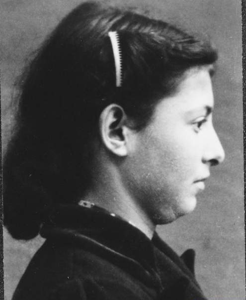 28 January 1925 | A French Jewish woman, Zelda Ostrowski, was born in Paris.

She was Deported to #Auschwitz on 9 November 1942 from Drancy in occupied France. She did not survive.