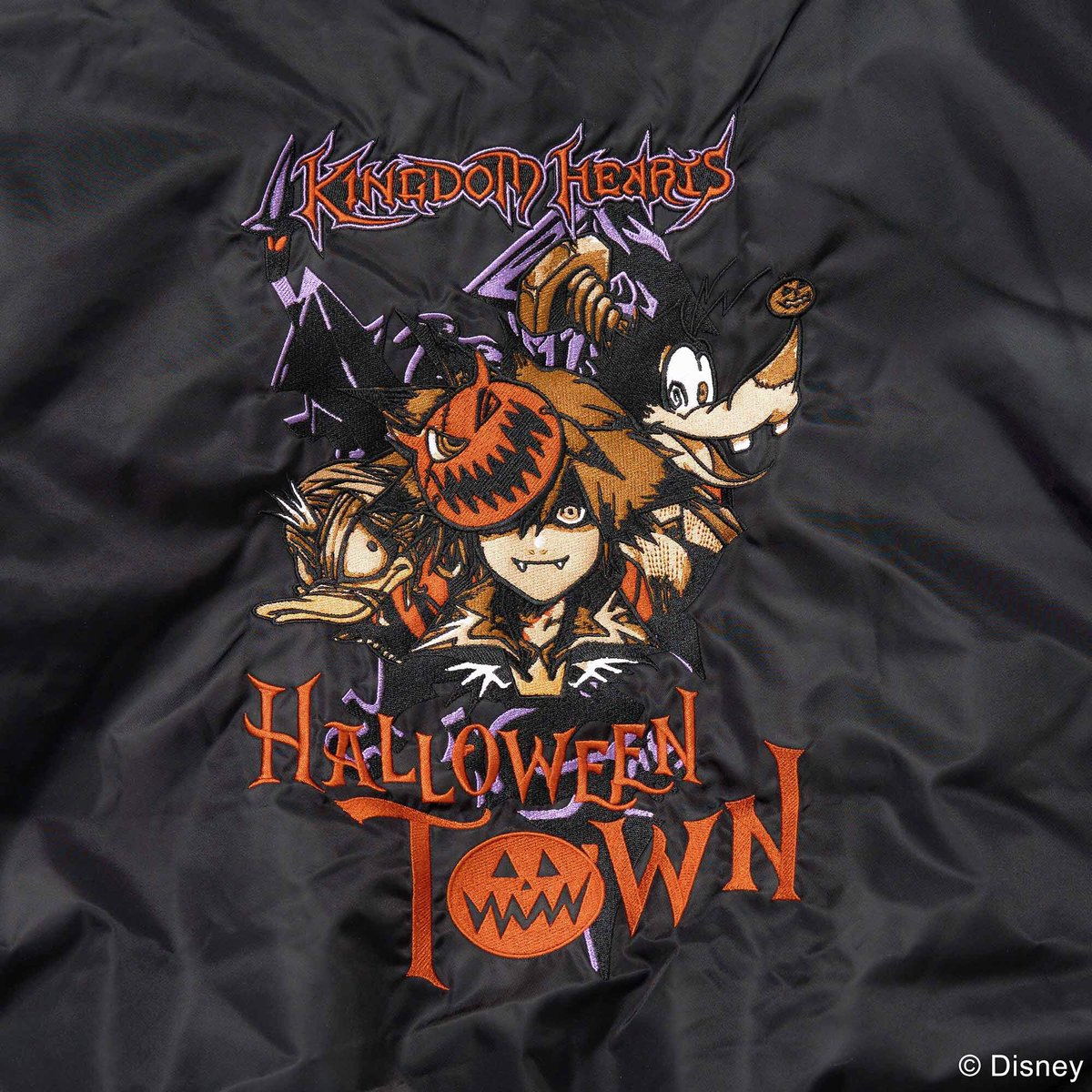 『キングダムハーツ』“ハロウィンタウン”がテーマのブルゾンをはじめとする新作アパレルアイテムが発表
news.denfaminicogamer.jp/news/250128t

普段使いしやすい黒を基調にソラ、ドナルド、グーフィーが刺繍されたクールなデザインに。ほかにもロングフーディーやナイロンコートなど全3種のアイテムがラインナップ