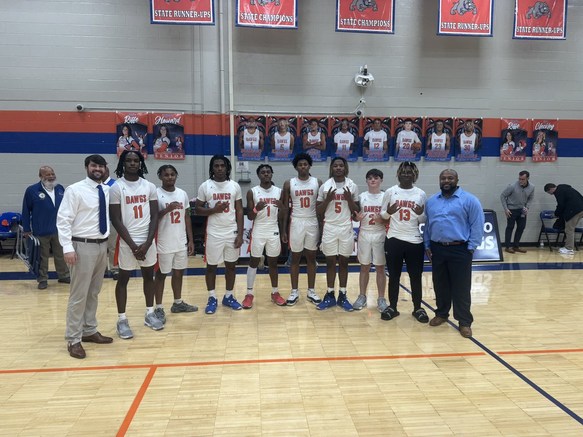 _CoachDaniel's tweet photo. Bittersweet night as we celebrated these 8 talented seniors! Glad to get the W on THEIR night. Everybody played valuable minutes and contributed! Thank you seniors for what you have done for our school and community!! Job is not finished! Playoffs still in our grasp! https://t.co/zLI6pT6Qef