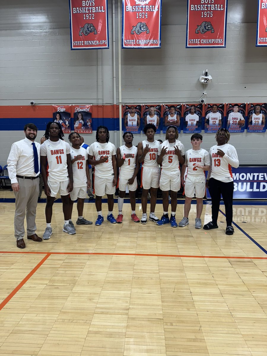 _CoachDaniel's tweet photo. Bittersweet night as we celebrated these 8 talented seniors! Glad to get the W on THEIR night. Everybody played valuable minutes and contributed! Thank you seniors for what you have done for our school and community!! Job is not finished! Playoffs still in our grasp! https://t.co/zLI6pT6Qef