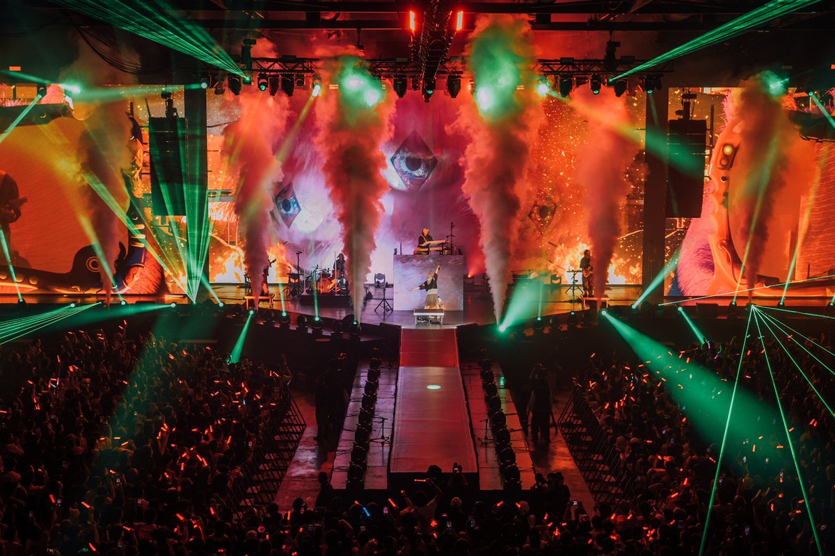 ASH_officialjp's tweet photo. Thank you Bangkok DAY2🔥
we had a great time
love y'all🤍

#YOASOBI
#asiatour https://t.co/N6jUtv5Bdo