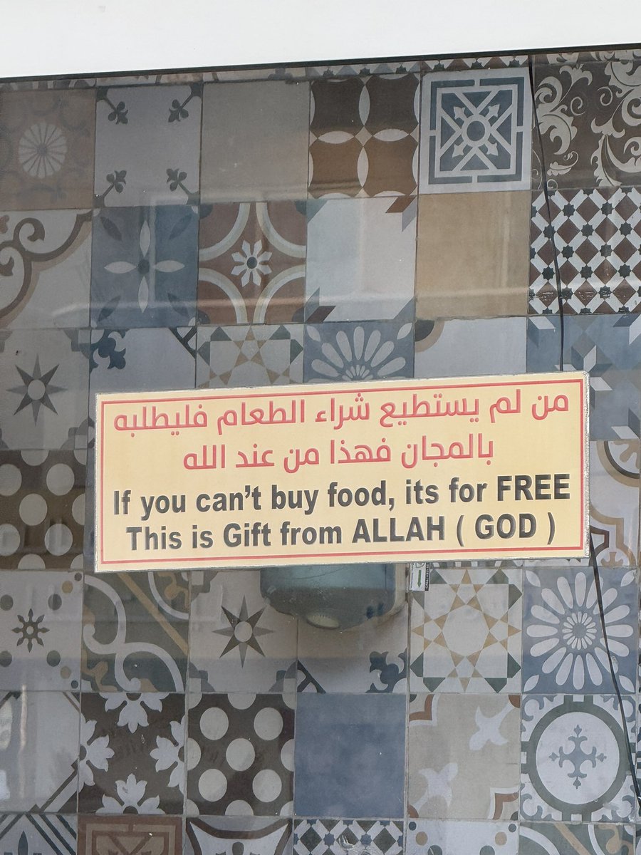 سبب نجاح محل فول وحمص

اثناء تواجدي بدبي كنت أدور على صيدلية، ولقيت جنبها محل قديم جدًا شد انتباهي من زحمة الناس عنده ما شاء الله.

قلت: بدخل أجرب وأطلب، أول ما دخلت، رغم الزحمة، ضيّفني بحبّة فلافل غطّسها بحمص وقال بابتسامة: “عليك بألف عافية.” ونفس الشي سوى لكل شخص دخل وراي.