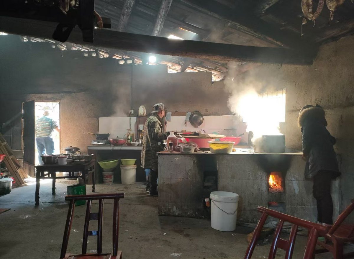 通知：

明天大年初一去城里赶集就露脸，我怕我家农村大环境吓着大家，会瞧不起我（这就是我家大厨房）😔😔 https://t.co/7q2ILDvsdQ