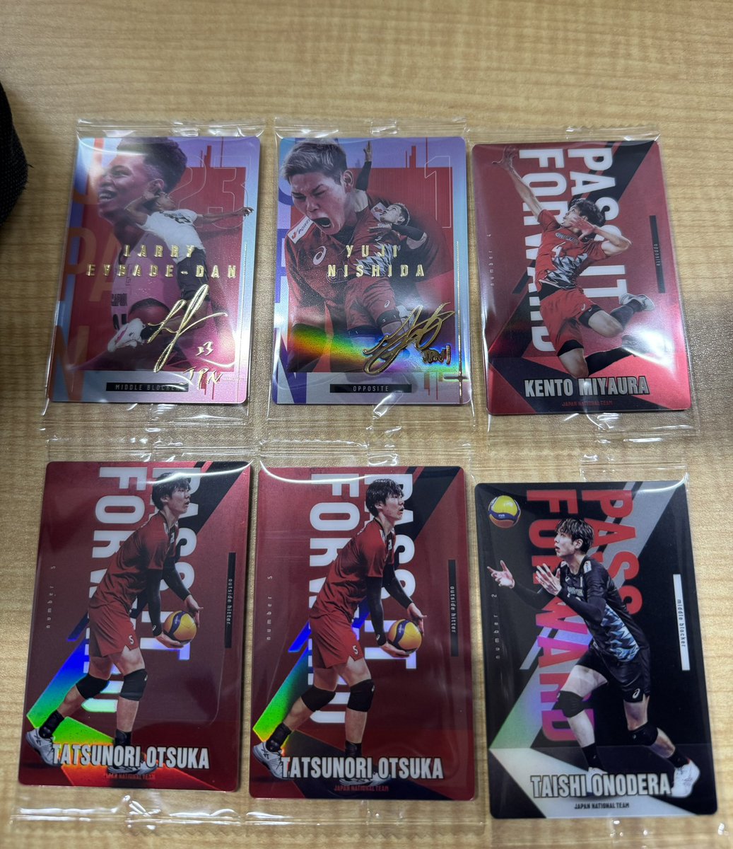 k__0seki's tweet photo. ウエハース 男子バレー日本代表バレーボール交換 譲渡

【譲】
N→大塚×2 宮浦 小野寺
R→西田 ラリー

【求】＞石川、高橋藍、甲斐＞買取(200＋送料～)

なるべく同種同士だとありがたいですが、お気軽にコメントください。 https://t.co/UAmwvupQ0I
