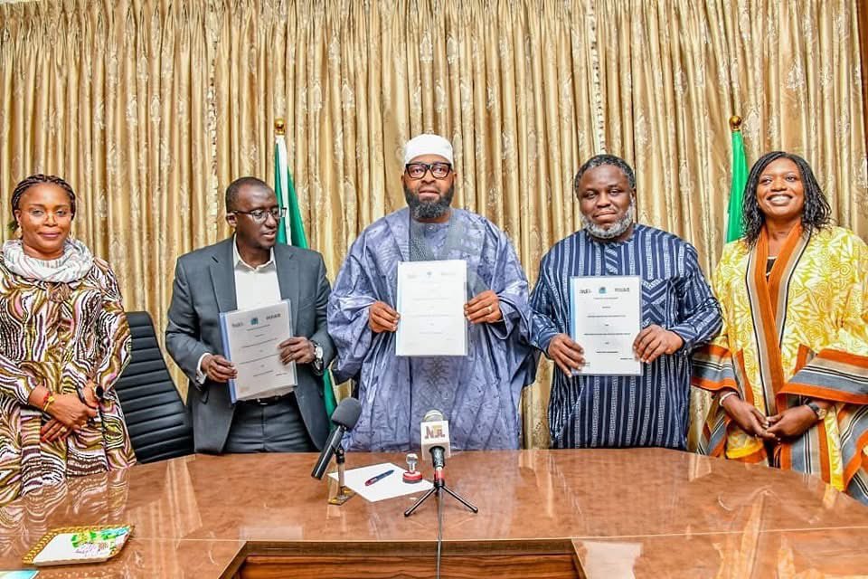 LAMaikano's tweet photo. The #NewNiger Agenda has taken a significant step towards boosting food production in the state by signing a financing agreement with the National Agricultural Development Fund (NADF) for rice and maize production. https://t.co/hWVLiQUXpH