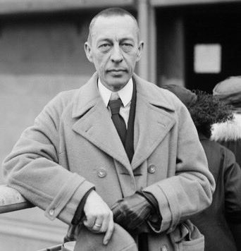 동료 작곡가이자 동포였던 이고리 스트라빈스키는 라흐마니노프를 “6피트 반(약 198센티미터)짜리 우거지상”이라고 불렀다.

말넘심

스트라빈스키                              라흐마니노프