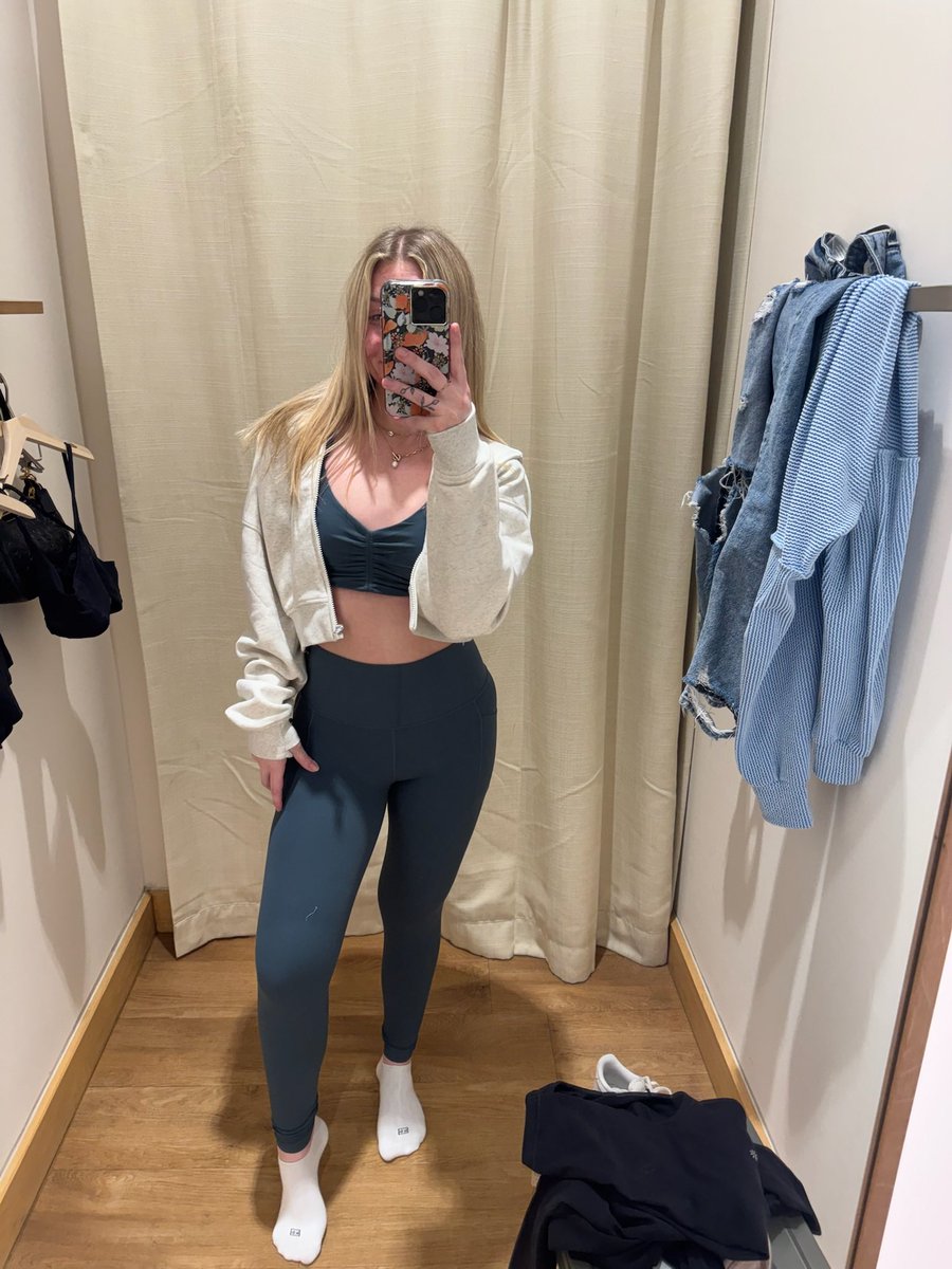 cherryyynicolee's tweet photo. Shoulda made a vid in the dressing room https://t.co/iee0spXgHk