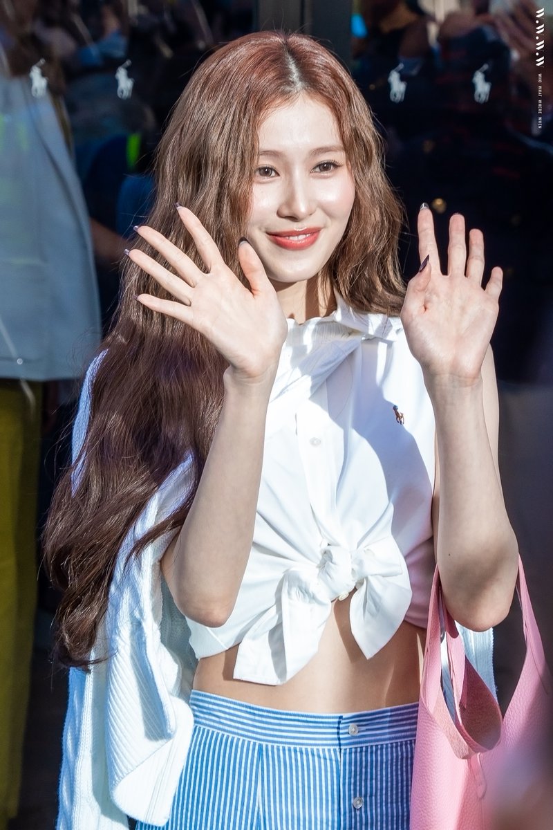 WWWWs__'s tweet photo. 250126 SANA at AO Ralph Lauren  

#트와이스 #TWICE #사나 #SANA
#RalphLaurenxSANA #PoloRalphLaurenxSANA https://t.co/T4PEmjreB8