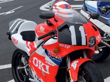HondaV4BikeFan's tweet image. #斜め前からの美学
#RVF750
#RC45
#OKIカラー

ゼッケンのバランスは前の方が好みだな
貼り直すか🤔

before ←→ after