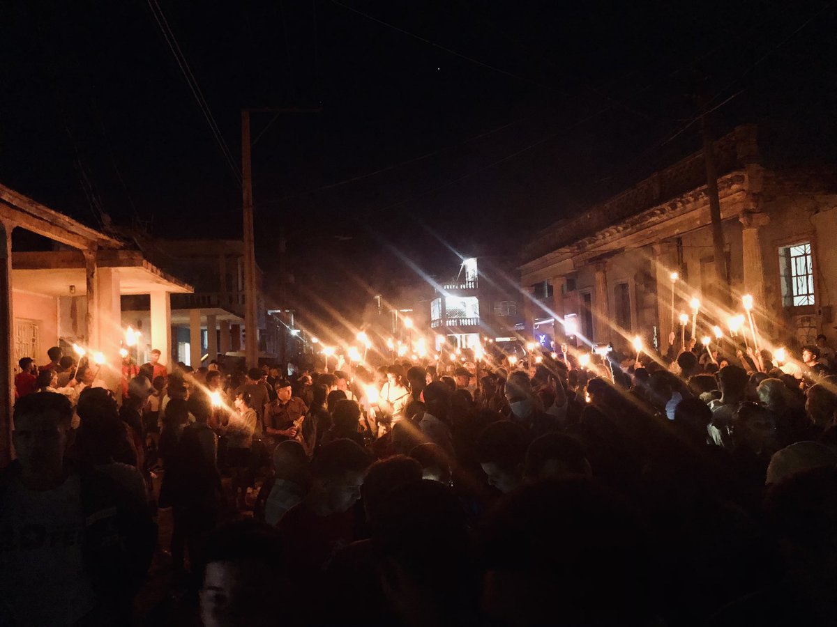 FEU_FCSH_UNICA's tweet photo. ✊🏻 La #FEU_UNICA estuvo presente en la tradicional #marchadelasantorchas, en las manos de los universitarios uniqueños como hace tantos años un candil ilumina a un #MartiVive #SiempreAntimperialista.
.
.
#FEU_UNICA 
#FEU_FCSH
#FEUdeCuba 
#UNICADeExcelencia https://t.co/sy2g56z7ET