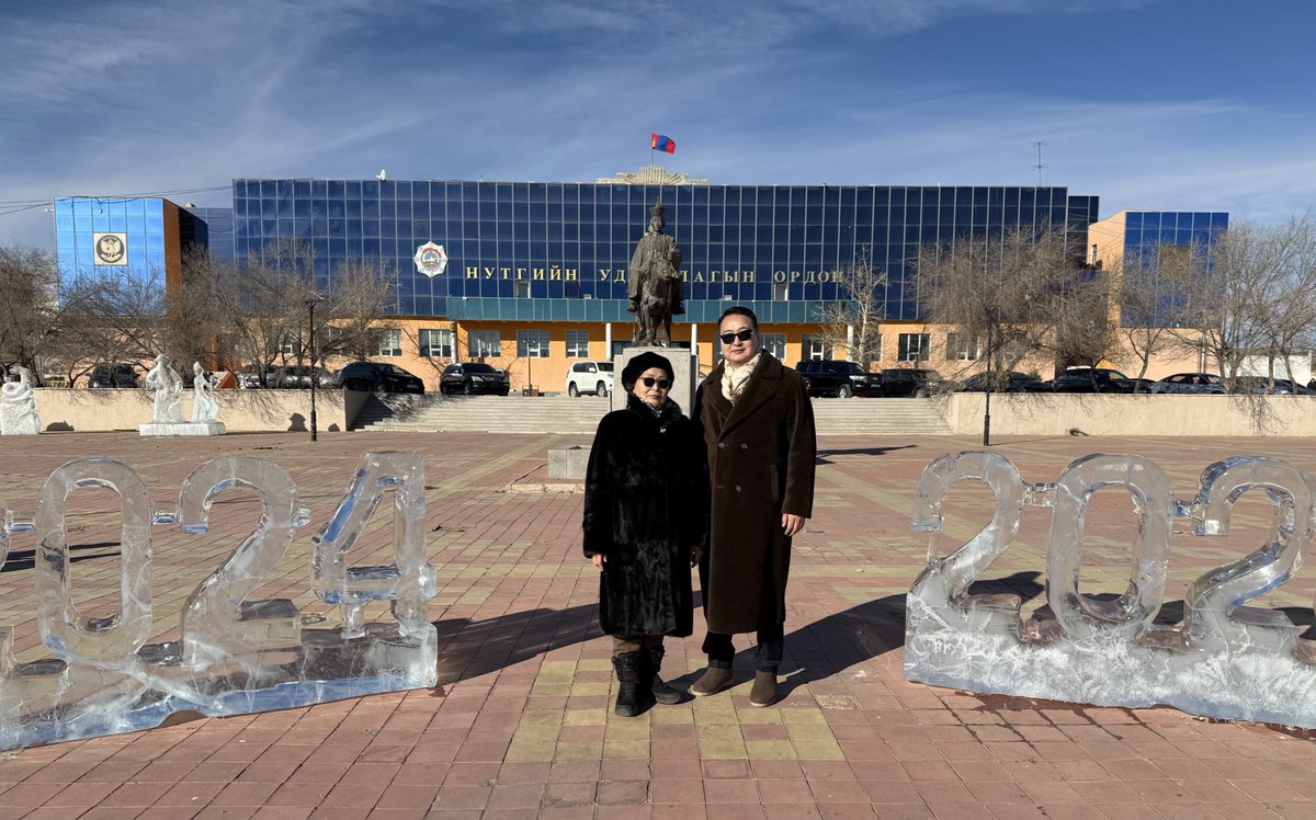 MunkhchuluunS's tweet photo. Төрүүлж, өсгөж, хүмүүжүүлсэн хайрт ээждээ төрүүлсэн өдрийн баярын мэнд хүргээд эрүүл энх, урт удаан наслахыг хүсэн ерөөе өө! 
Тэнгэрт дэвшсэн аав минь нутагтаа ажиллаж, амьдарч, нутгийнхаа хөгжлийн төлөө зүтгэж байгаа хүүгээ тэнгэрээс хараад баярлаж, сэтгэл тэнэгэр суугаа гэдэгт итгэлтэй байна. Германаас дөнгөж ирээд байж байхад минь "Тэтгэврийн би нэмэр болохгүй байж нутгийн зөвлөлийн тэргүүлэгчээр яахав, миний хүү сумынхаа нутгийн зөвлөлийн тэргүүлэгч болж нутаг орондоо дэмтэй яв" гээд Гурвансайханы нутгийн зөвлөлийн тэргүүлэгчид оруулж байсан нь Аавын бийд хүнтэй танилц, Агтны бийд газар үз гэдэг ухааныг сургаж байж дээ гэж боддог юм.  
Төрсөн өдрийн мэнд хүргэсэн, хүргэх гэж байгаа бүхий л ахан дүүс, найз нөхөддөө чин сэтгэлийн талархал илэрхийлье!