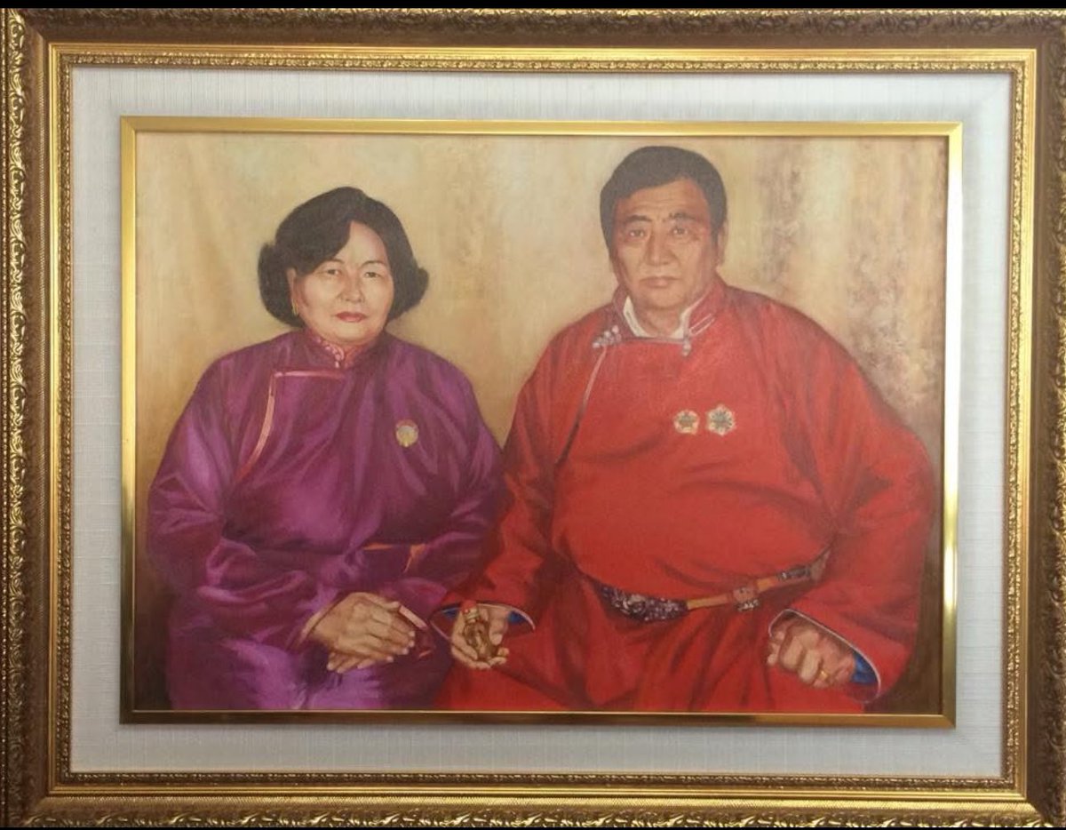 MunkhchuluunS's tweet photo. Төрүүлж, өсгөж, хүмүүжүүлсэн хайрт ээждээ төрүүлсэн өдрийн баярын мэнд хүргээд эрүүл энх, урт удаан наслахыг хүсэн ерөөе өө! 
Тэнгэрт дэвшсэн аав минь нутагтаа ажиллаж, амьдарч, нутгийнхаа хөгжлийн төлөө зүтгэж байгаа хүүгээ тэнгэрээс хараад баярлаж, сэтгэл тэнэгэр суугаа гэдэгт итгэлтэй байна. Германаас дөнгөж ирээд байж байхад минь "Тэтгэврийн би нэмэр болохгүй байж нутгийн зөвлөлийн тэргүүлэгчээр яахав, миний хүү сумынхаа нутгийн зөвлөлийн тэргүүлэгч болж нутаг орондоо дэмтэй яв" гээд Гурвансайханы нутгийн зөвлөлийн тэргүүлэгчид оруулж байсан нь Аавын бийд хүнтэй танилц, Агтны бийд газар үз гэдэг ухааныг сургаж байж дээ гэж боддог юм.  
Төрсөн өдрийн мэнд хүргэсэн, хүргэх гэж байгаа бүхий л ахан дүүс, найз нөхөддөө чин сэтгэлийн талархал илэрхийлье!