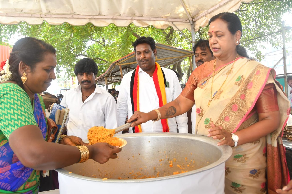 PremallathaDmdk's tweet photo. கேப்டன் ஆலயத்தில் சிறப்பு பூஜை மற்றும் அன்னதானம்!
மக்களுக்காகவே கேப்டன் விஜயகாந்த் அவர்கள் 🙏
#captainaalayam #captainvijayakanth #Captaintemple #PremalathaVijayakanth https://t.co/8RKsDnCGcI
